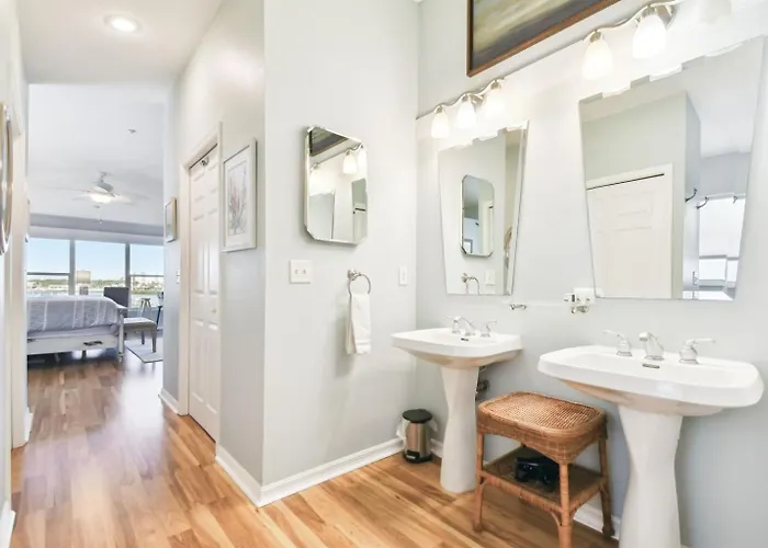 Intracoastal Views 3 Min Walk To Beach! *
